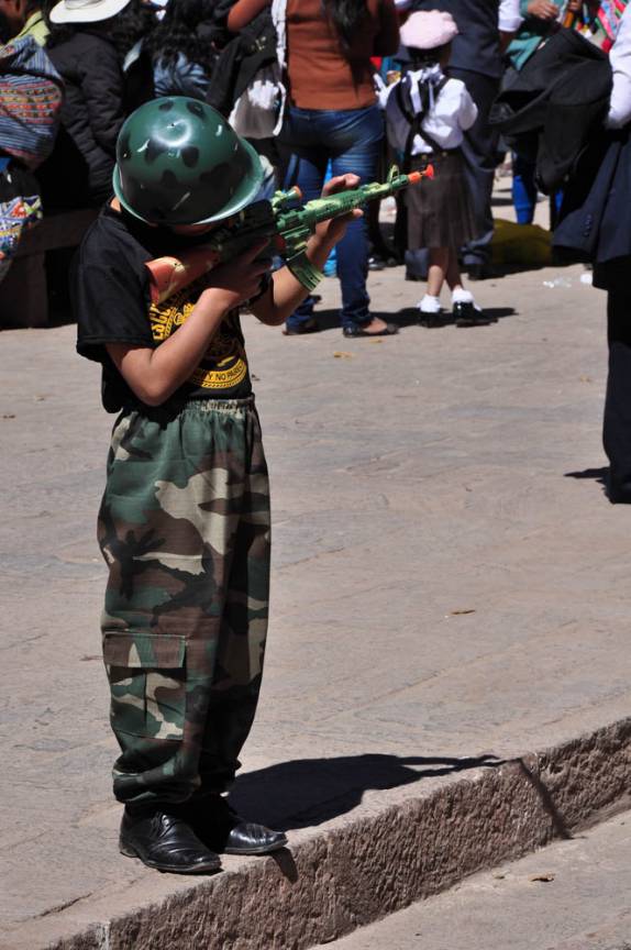 Garoto se diverte durante festa na cidade de Pisac, no Valle Sagrado, nas proximidades de Cusco, no Peru
